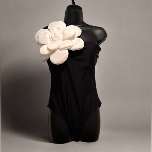 NEW Woman’s Hand-Stitched 3D Flower Off Shoulder Swimsuit Size L - Picture 4 of 10